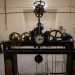 Decidiamo prima di scendere per andare a visitare un luogo di grande fascino: la sala dove si nasconde il macchinario dellorologio da torre pi grande della citt
